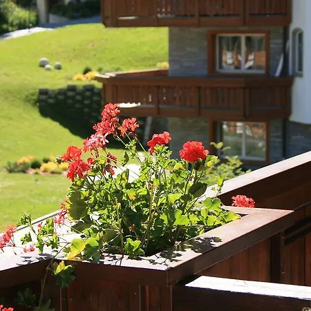 Berghof Garni - The Dom Collection Зас-Фе